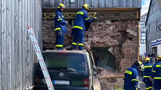 Kleintransporter kracht in Rauschenberg in Haus: Fahrer verletzt