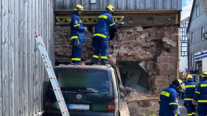Kleintransporter kracht in Rauschenberg in Haus: Fahrer verletzt