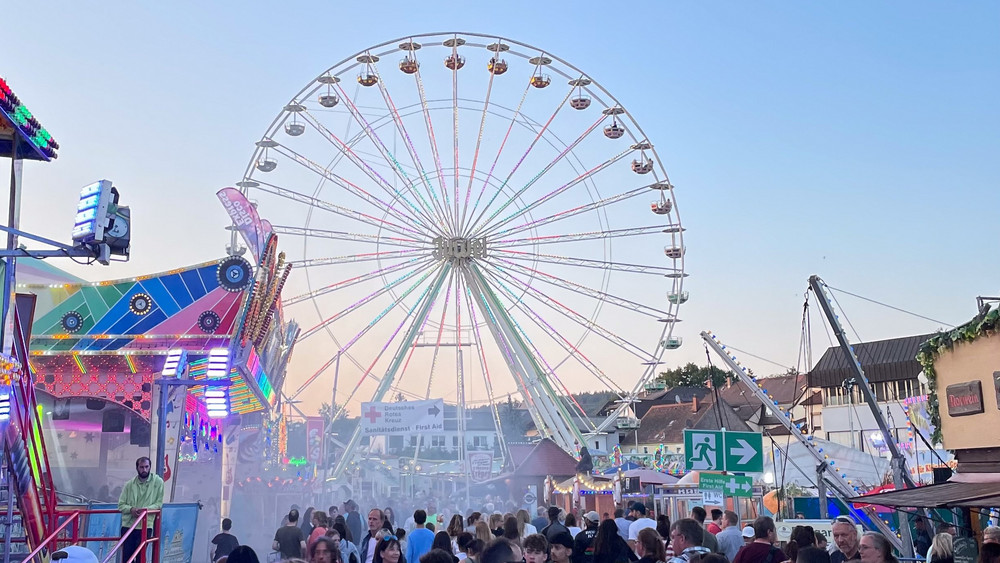 Der Bienenmarkt in Michelstadt mit seinem großen Riesenrad