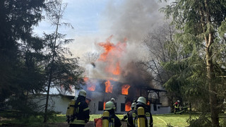 Wohnhausbrand bei Reiskirchen: Ein Toter, ein Schwerverletzter