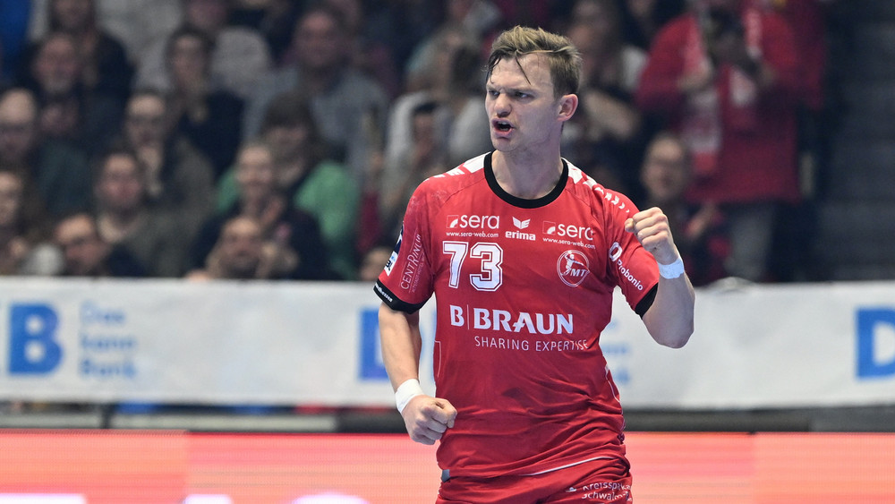 Timo Kastening und die MT Melsungen feiern einen Sieg gegen die Rhein-Neckar-Löwen.