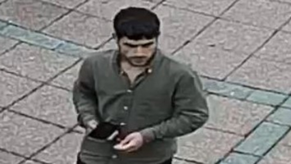 Mit diesem Foto sucht die Polizei nach dem jungen Mann. 