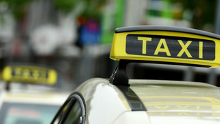 Taxifahrer verhindert Trickbetrug in Frankfurt: Frau schon 3 Mal Opfer