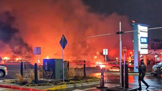 Flugzeug stürzt mitten in Philadelphia ab