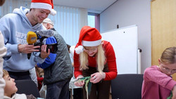 Kleine Helfer und Unruhestifter: So sehen die Feiertage mit Wichtel aus