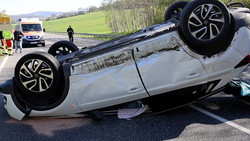 Weiterer Crash am Morgen: Fahrzeug auf der B27 bei Neukirchen überschlagen