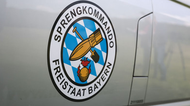 Sprengkommando rückt an: 75-Jährige findet Granate im Garten