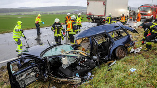 Auto gegen LKW: Tödlicher Unfall in Hofbieber