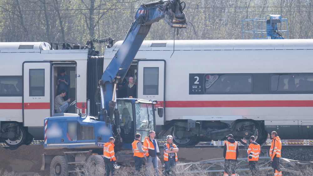 Nach der Kollision mit einem Bagger stand ein ICE der Bahn bei Gelnhausen auf offener Strecke. Bei dem Unfall war der Fahrer des Baggers leicht verletzt worden.