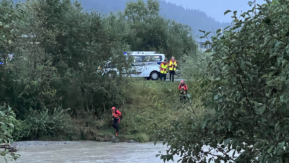 An dieser Stelle am Fluss Ache in St.Johann in Tirol ist der sechsjährige Leon tot aufgefunden worden. 