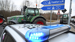 Gesperrte A4-Auffahrt bei Wommen: LKW umfährt Sperrung in Gegenverkehr