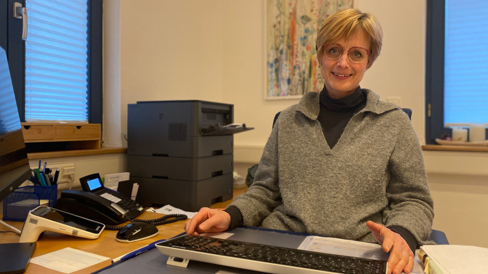 Hausärztin Beate Schneider an ihrem Schreibtisch