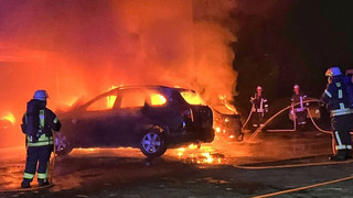 Feuer an Autohaus in Ober-Mörlen - Flammen beschädigen Pferdeanhänger