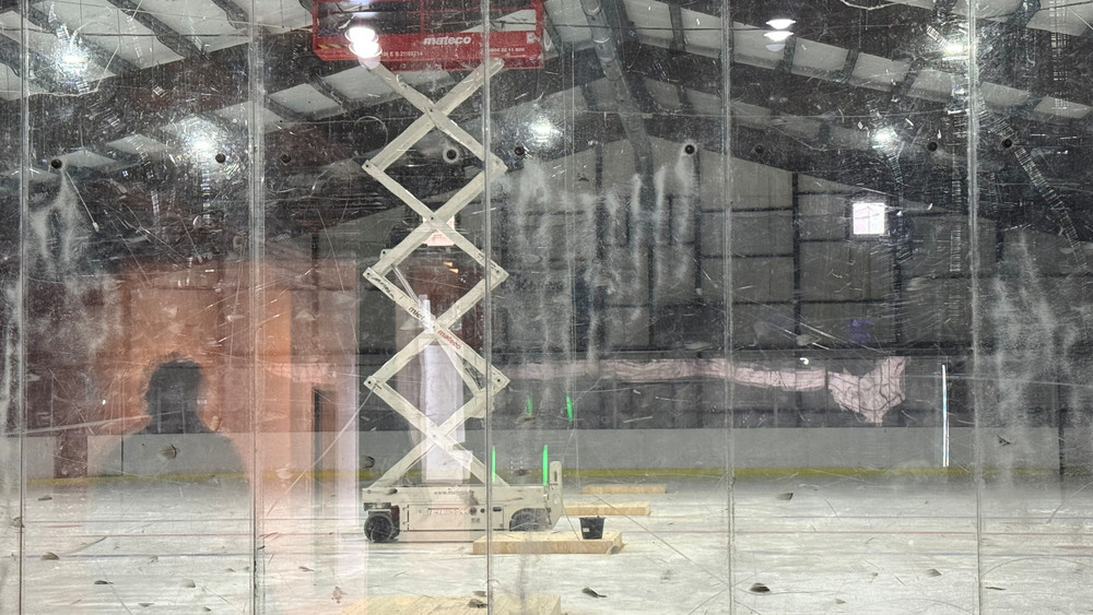 Die Eishalle in Wabern ist derzeit geschlossen. Durch Stützen könnte die Halle aber noch im Laufe des Winters wiedereröffnet werden.