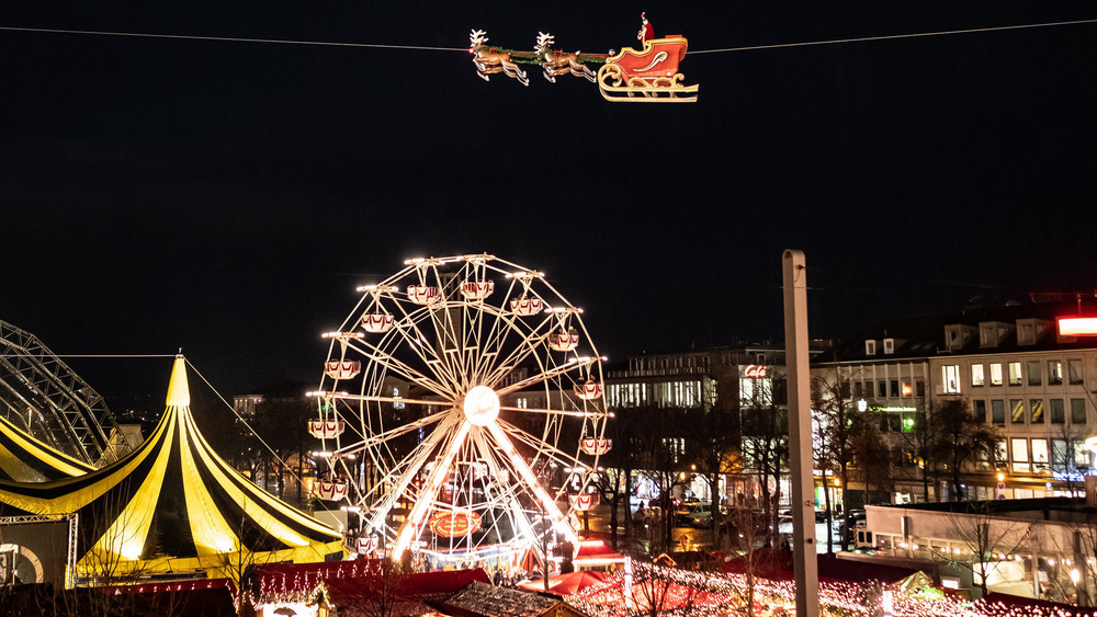 Show und Action: Der fliegende Weihnachtsmann oder das Riesenrad sollen auch dieses Jahr dem Kasseler Weihnachtsmarkt wieder Millionen Besucher bringen.