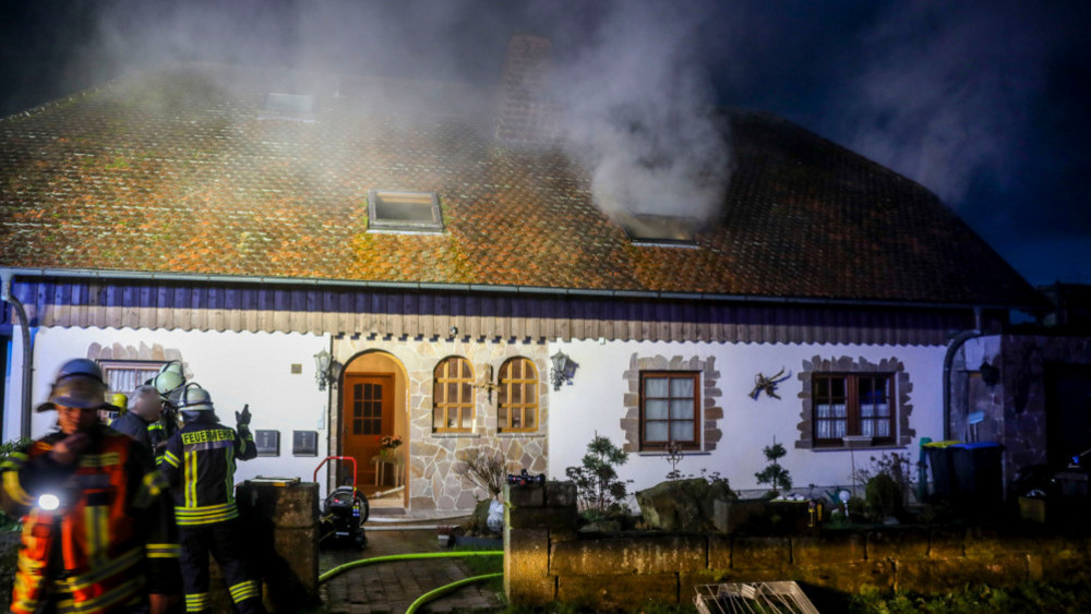 Dichter Rauch quillt aus dem Dach des Hauses. Angebranntes Essen hatte in Oberkalbach einen Einsatz der Feuerwehr ausgelöst.
