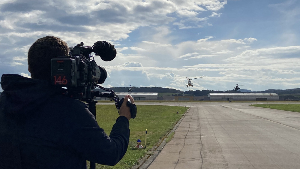 Hubschrauber-Show: Pistorius kam mit einem Cougar-Hubschrauber der Luftwaffe aus Berlin - begleitet von zwei Tiger-Kampfhubschraubern aus Fritzlar.