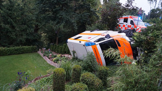Guxhagen: Rettungswagen kippt bei Einsatz um und rutscht in Garten