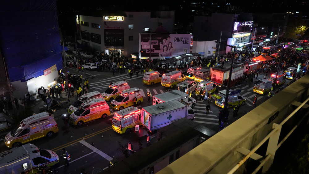 Einsatzkräfte vor Ort in Seoul, wo bei Halloween-Feiern mindestens 59 Menschen ums Leben gekommen sind. 