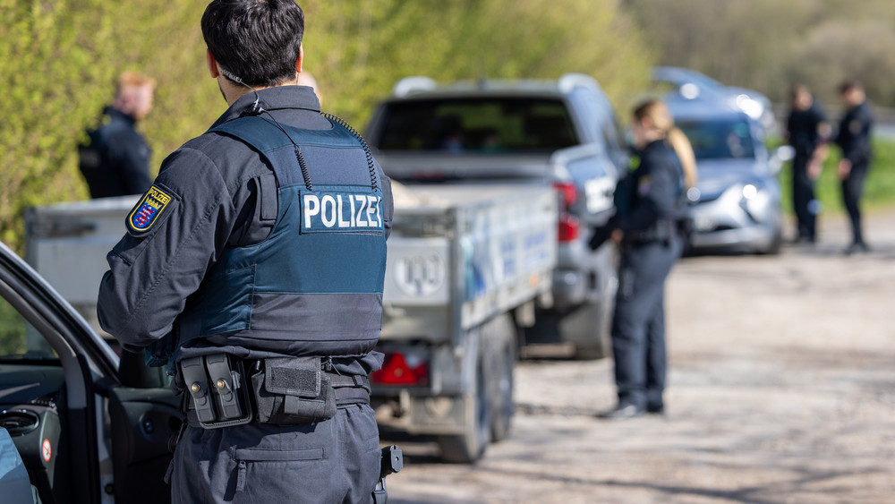 Polizisten überprüfen bei der Speedmarathon-Kontrollstelle zuvor geblitzte Temposünder. Hier finden Geschwindigkeitskontrollen auf der Bundesstraße 457 zwischen Fernwald und Gießen statt.