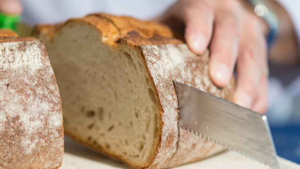 Ein Brotmesser schneidet ein Brot.