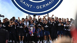 PSG-Sieg in der Champions League: Spieler und Fans feiern auf dem Champ-de-Mars