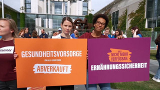 Protest vor Kanzleramt: Kritik an Kürzungen der Entwicklungshilfe