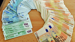 Mann in Gelnhausen bekommt sehr viel Geld in Kneipe zugesteckt