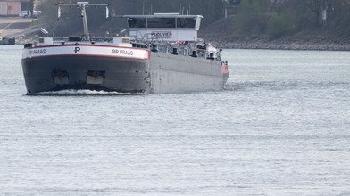 Festgefahrenes Schiff auf Rhein bei  Oestrich-Winkel befreit