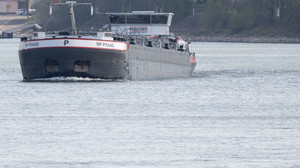 Festgefahrenes Schiff auf Rhein bei  Oestrich-Winkel befreit