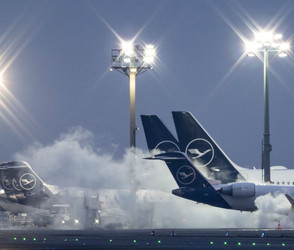 Frankfurter Flughafen streicht zahlreiche Flüge wegen Eis