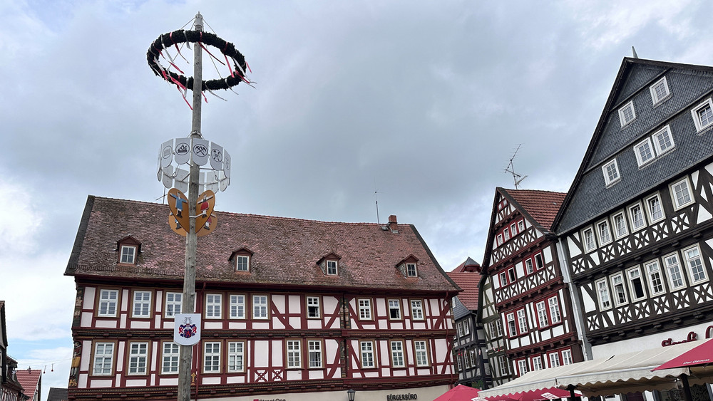 Der Maibaum steht schon bereit: Auf dem Marktplatz in Alsfeld wird der Pfingstmarkt am Freitag eröffnet. 