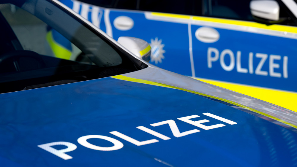 Ein Mann hat am Dienstagabend (15.07.) vor einem Supermarkt mit einem Messer Passanten mit dem Tode gedroht.