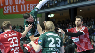 Die HSG Wetzlar feiert einen wichtigen 28:27-Sieg gegen Melsungen