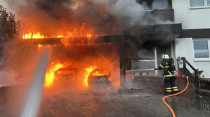 PKW-Brand in Carport: Wohnhaus in Gefahr
