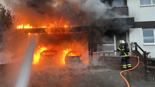 PKW-Brand in Carport: Wohnhaus in Gefahr