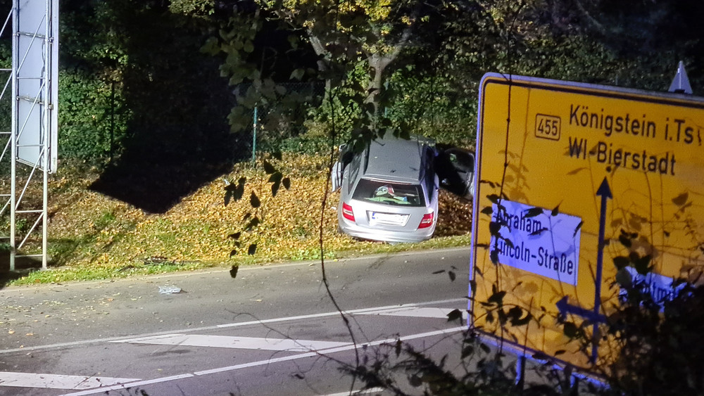 Das Auto "flog" auf den Siegfriedring in die Böschung