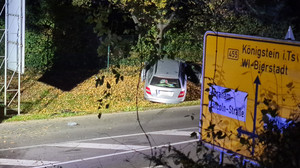 Verkehrsunfall Wiesbaden: Autofahrerin verliert Kontrolle auf B455
