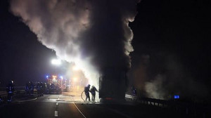 Tausende Dosen Energydrinks in Flammen - A 45 zeitweise voll gesperrt