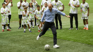 Prinz William spielt fürs Klima Fußball und Volleyball