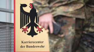 Erlass: Wehrfähige Männer müssen Reisen nicht beantragen