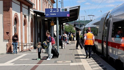 Person am Bahnhof von ICE erfasst: Hintergründe noch unklar