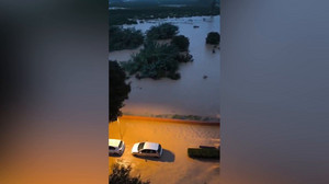 Unwetter in Spanien: Menschen warten auf Dächern auf Rettung
