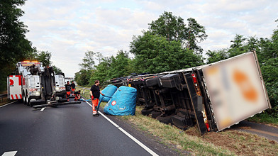Bienenstich in Alzenau mit Folgen: Laster fällt auf Radweg