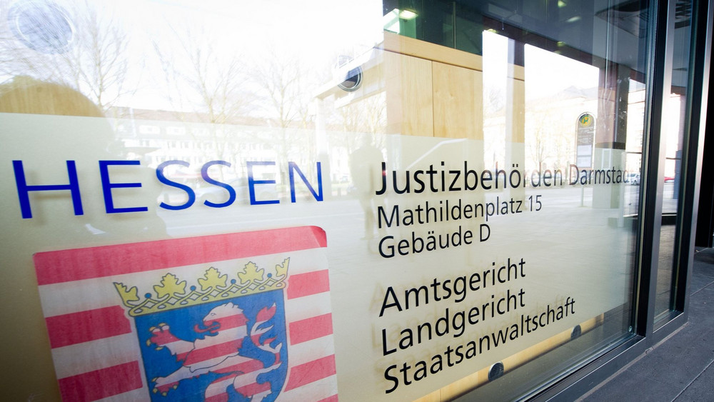 Eine Glasfront am Landgericht Darmstadt