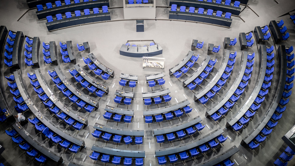 Die neue Wahlrechtsreform soll den Bundestag ab der nächsten Wahl 2025 von 736 auf 630 Abgeordnete verkleinern. Die CSU hat jetzt beschlossen Verfassungsbeschwerde dagegen einzulegen.