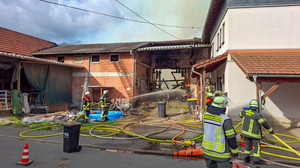 Mücke-Sellnrod: Scheune in Vollbrand, zwei Häuser bedroht