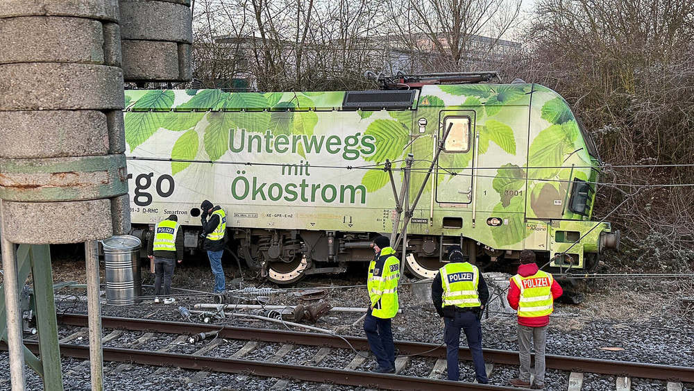 Entgleiste Lok bei Hattersheim