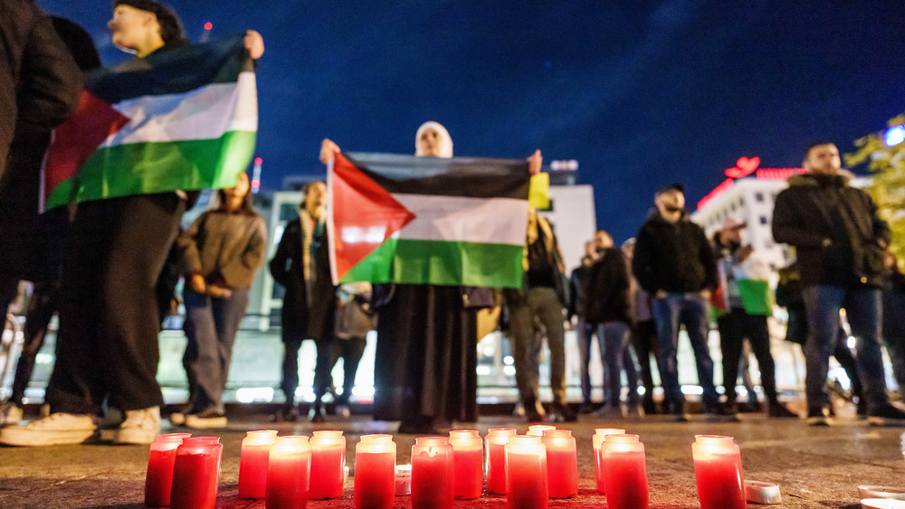 Nach dem Angriff auf Israel demonstriert eine pro-palästinensische Gruppe an der Hauptwache in der Frankfurter Innenstadt. Die Demonstration ist friedlich verlaufen.