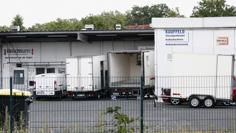 Transporter vor dem betroffenen Schlachthof in Aschaffenburg